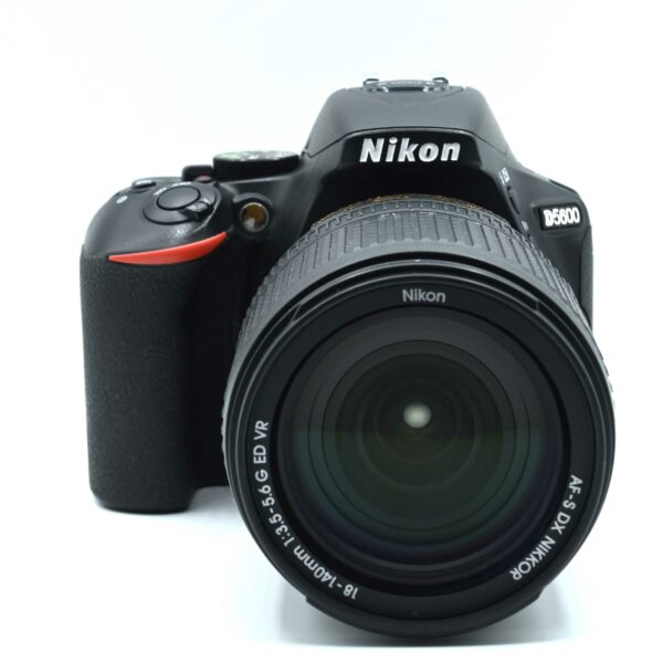 NIKON D5600 + AF-S DX 18-140/3.5-5.6G VR