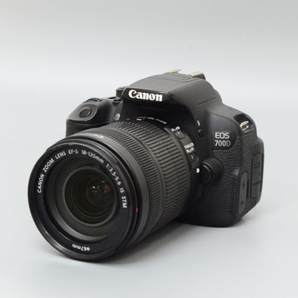 CANON EOS 700D + 18-135mm IS STM