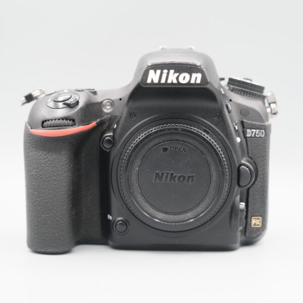 NIKON D750