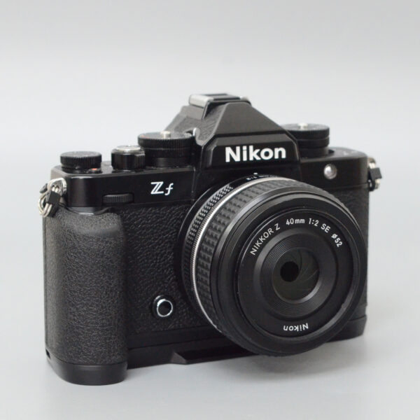 NIKON Zf Noir + Z 40 mm f/2 SE + poignée grip Smallrig